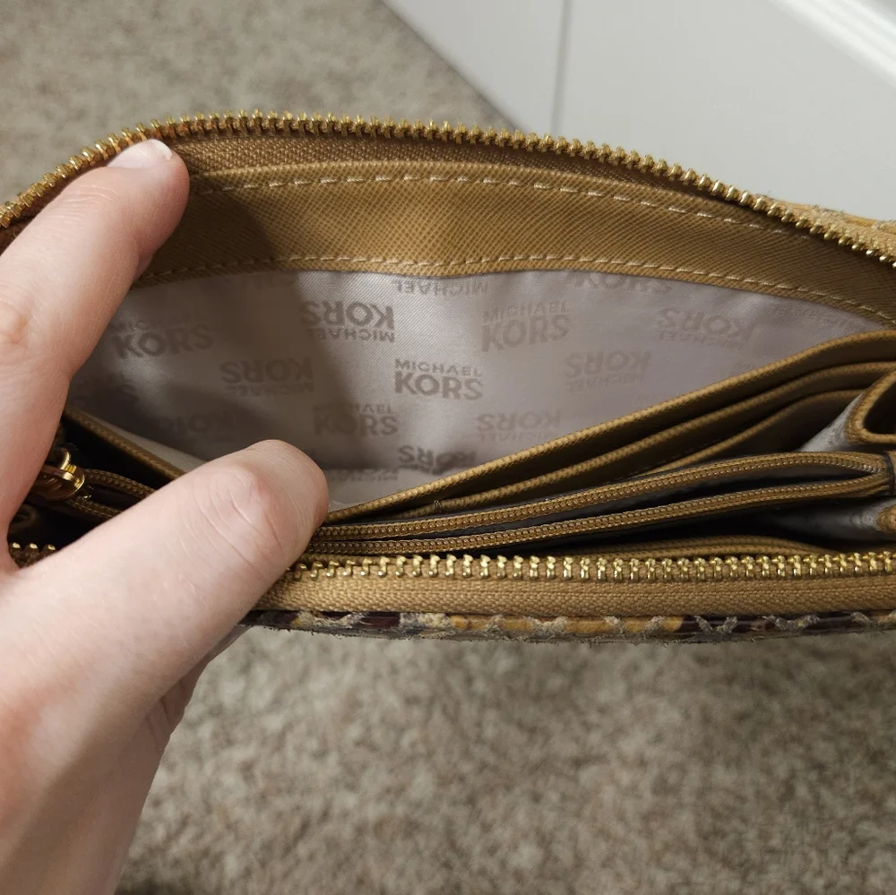 EUC Michael Kors Snakeskin Embossed Zipper Wallet